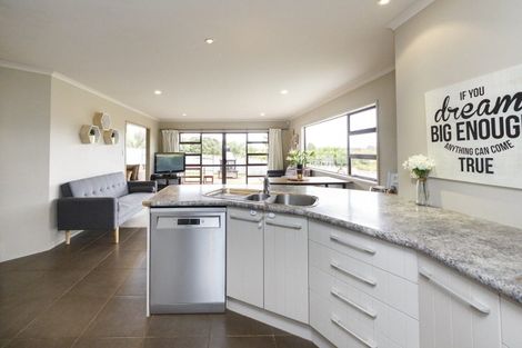 Photo of property in 28 Johnstone Drive, Fitzherbert, Palmerston North, 4410