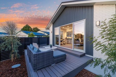 Photo of property in 8a Wychwood Crescent, Bishopdale, Christchurch, 8053