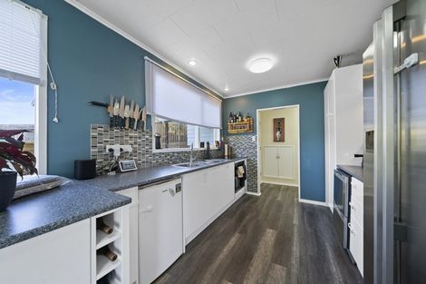 Photo of property in 27 Griffiths Grove, Newlands, Wellington, 6037