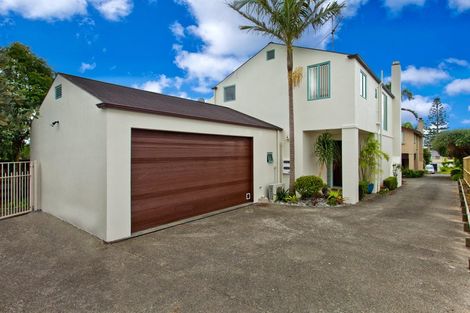 Photo of property in 2/42 Churchill Road, Murrays Bay, Auckland, 0630