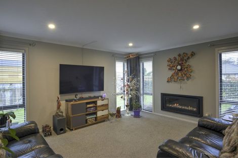 Photo of property in 2 Devon Lane, Carterton, 5713