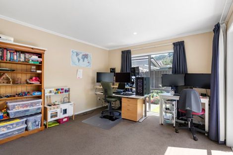 Photo of property in 1 Chalfont Road, Silverstream, Upper Hutt, 5019