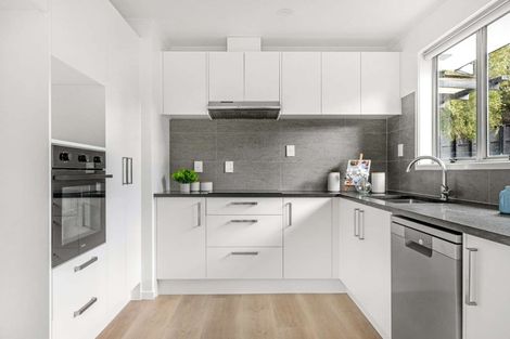 Photo of property in 9 Tahu Crescent, Sunnynook, Auckland, 0620