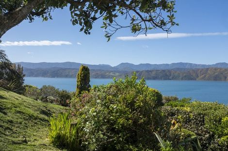 Photo of property in 70 Nevay Road, Karaka Bays, Wellington, 6022