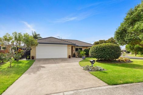 Photo of property in 35 The Gardens Drive, Papamoa Beach, Papamoa, 3118