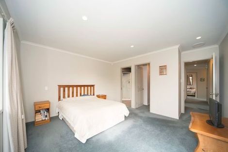 Photo of property in 12 Johnstone Drive, Fitzherbert, Palmerston North, 4410