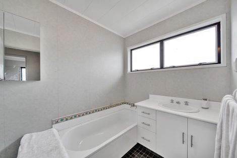 Photo of property in 25 Truby King Street, Merrilands, New Plymouth, 4312