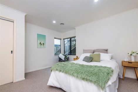 Photo of property in 9 Dress Circle, Newlands, Wellington, 6037