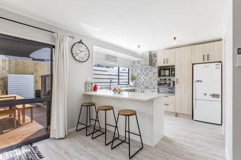 Photo of property in 17a John Road, Stanmore Bay, Whangaparaoa, 0932