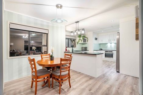 Photo of property in 5 Palmetto Place, Goodwood Heights, Auckland, 2105