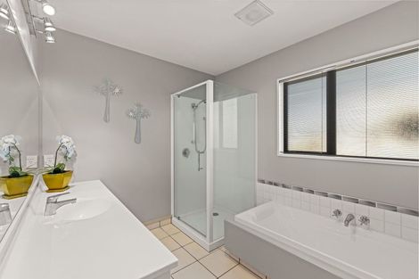 Photo of property in 28 Huntingdon Place, Avonhead, Christchurch, 8042