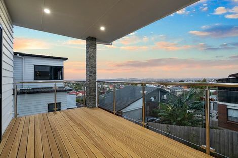 Photo of property in 4223b Great North Road, Glendene, Auckland, 0602