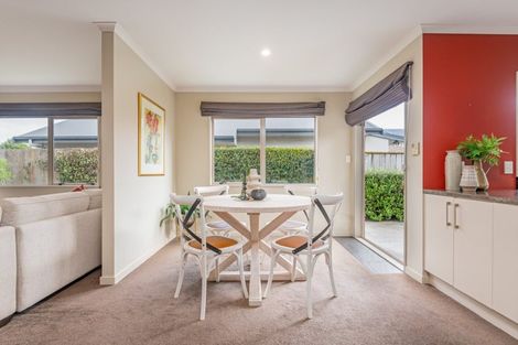 Photo of property in 12 Cloake Way, Palmerston North, 4414