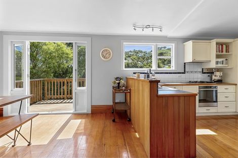 Photo of property in 129 Northland Road, Northland, Wellington, 6012