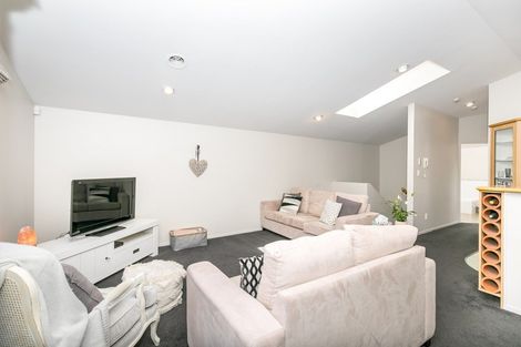 Photo of property in 2/20 Ruakiwi Road, Hamilton Lake, Hamilton, 3204