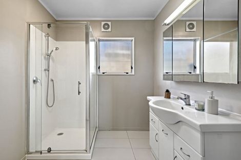 Photo of property in 1/15 Valdese Rise, Browns Bay, Auckland, 0630