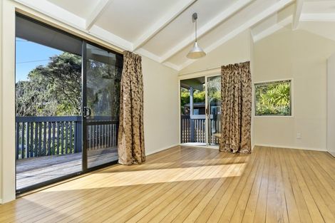 Photo of property in 109 Domain Crescent, Muriwai, Waimauku, 0881