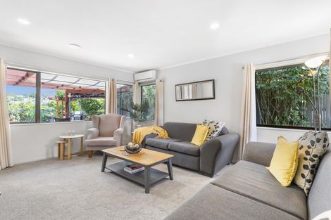 Photo of property in 15 Pinewood Grove, Botany Downs, Auckland, 2010