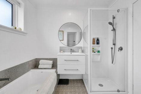 Photo of property in 7 Lemont Place, Westown, New Plymouth, 4310