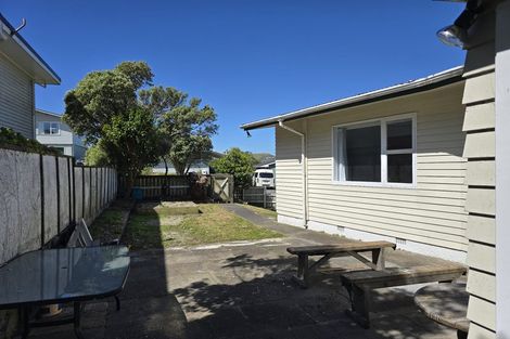 Photo of property in 25 Bellringer Crescent, Newlands, Wellington, 6037