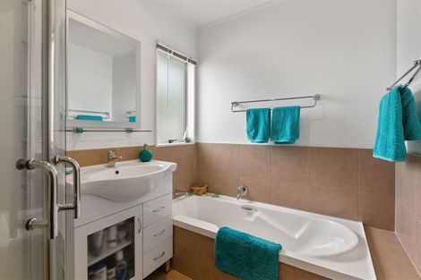 Photo of property in 22 Jumento Place, Unsworth Heights, Auckland, 0632