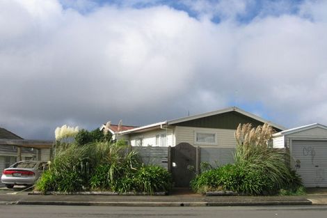 Photo of property in 7 Quigley Street, Newlands, Wellington, 6037