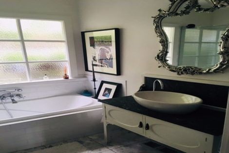 Photo of property in 144 Breaker Bay Road, Breaker Bay, Wellington, 6022