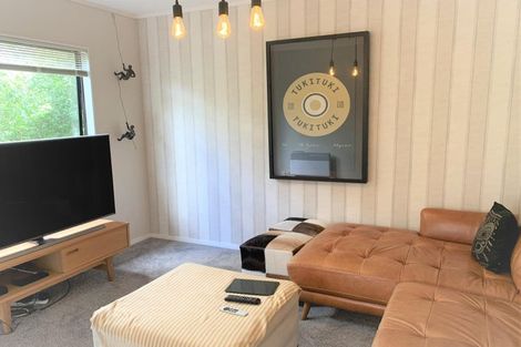 Photo of property in 21 Pohutukawa Avenue, Red Beach, 0932