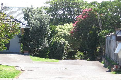 Photo of property in 2/1 Beulah Avenue, Rothesay Bay, Auckland, 0630