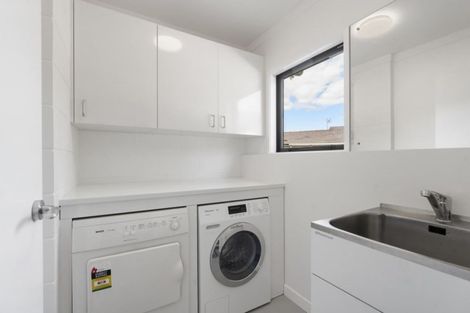 Photo of property in 11 Holyoake Place, Chatswood, Auckland, 0626