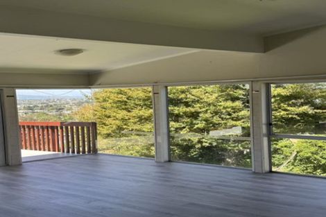 Photo of property in 635 Glenfield Road, Totara Vale, Auckland, 0629