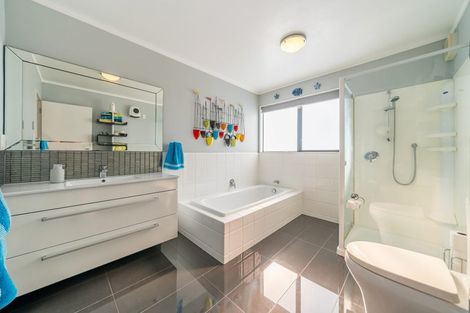 Photo of property in 14 Spinnaker Drive, Whitby, Porirua, 5024