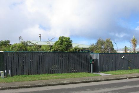 Photo of property in 11 Quigley Street, Newlands, Wellington, 6037