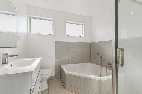 Photo of property in 25 Glennandrew Drive, Half Moon Bay, Auckland, 2012