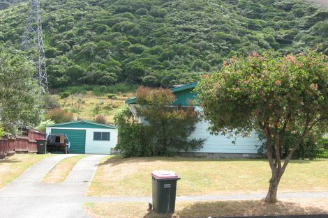 Photo of property in 21 Larchmont Grove, Totara Park, Upper Hutt, 5018