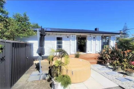 Photo of property in 25 Trojan Crescent, New Lynn, Auckland, 0600