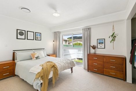 Photo of property in 21 Mexted Terrace, Tawa, Wellington, 5028