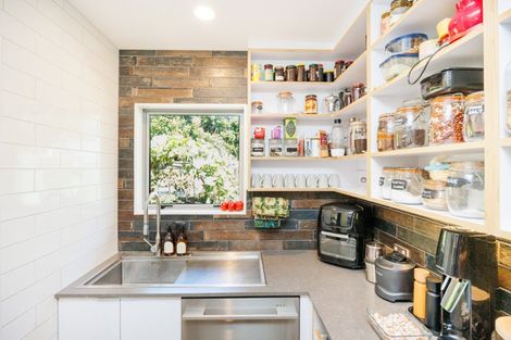 Photo of property in 16 Mudgway Place, Awapuni, Palmerston North, 4412