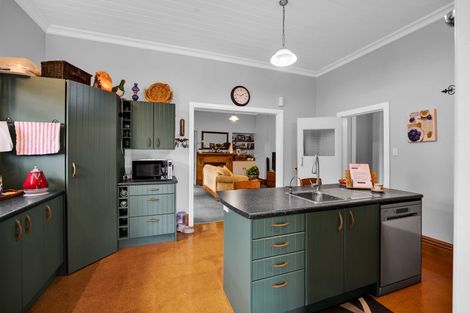 Photo of property in 237 South Road, Hawera, 4610