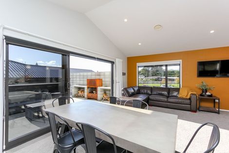 Photo of property in 36 Fernbrook Drive, Hurworth, New Plymouth, 4310