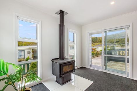 Photo of property in 52 Lees Grove, Wainuiomata, Lower Hutt, 5014