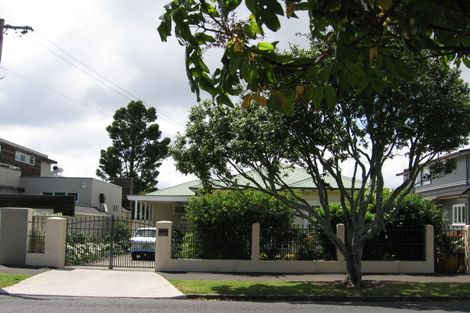 Photo of property in 27 Harbour View Road, Point Chevalier, Auckland, 1022