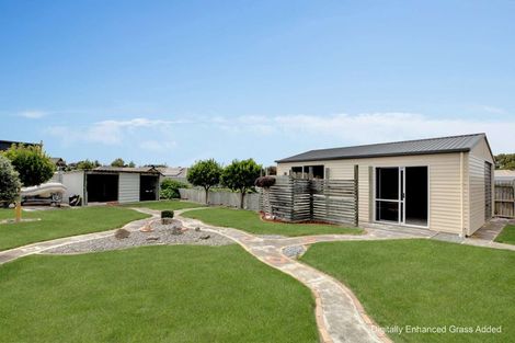 Photo of property in 15 Riverside Way, Amberley, 7410