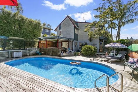 Photo of property in 8 Valdese Rise, Browns Bay, Auckland, 0630