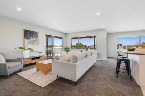 Photo of property in 11 William Bayes Place, Red Beach, 0932