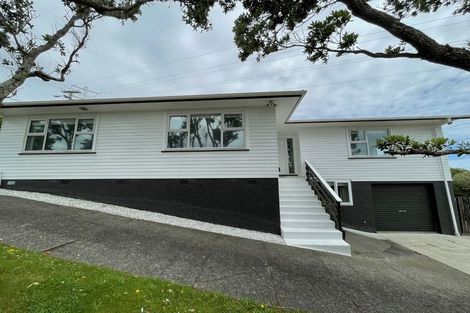 Photo of property in 28 Brooker Grove, Newlands, Wellington, 6037