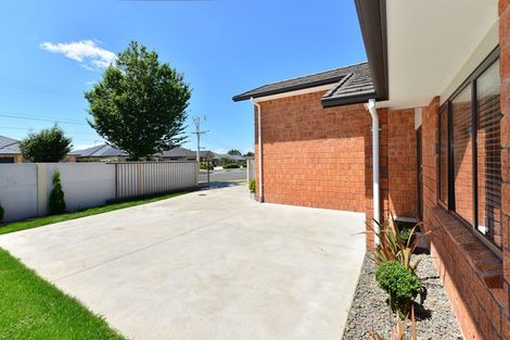 Photo of property in 2 Southbrook Close, Glenview, Hamilton, 3206