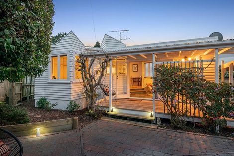 Photo of property in 1/40 Mahara Avenue, Birkenhead, Auckland, 0626
