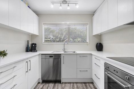 Photo of property in 5 Higham Ferrers Place, Red Beach, 0932