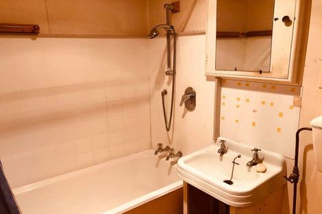 Photo of property in 10 Taungata Road, York Bay, Lower Hutt, 5013